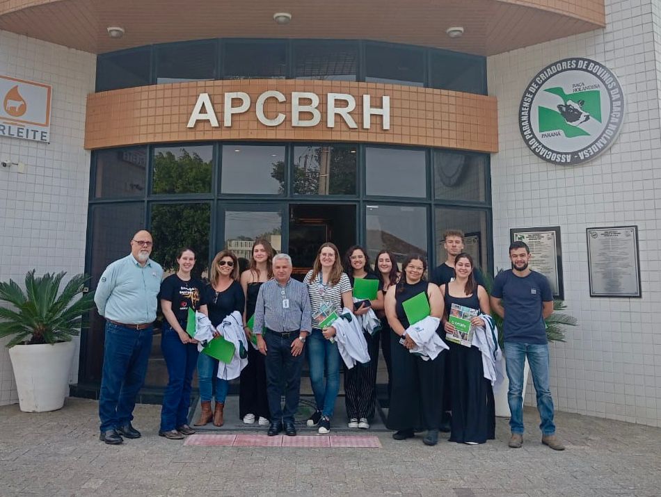 Estudantes de Veterinária da PUC Visitam Associação e Conhecem Atividades